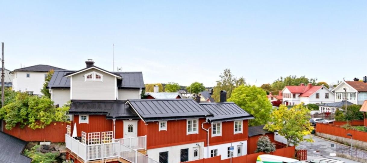 Small Red House In Central Vaxholm Extérieur photo