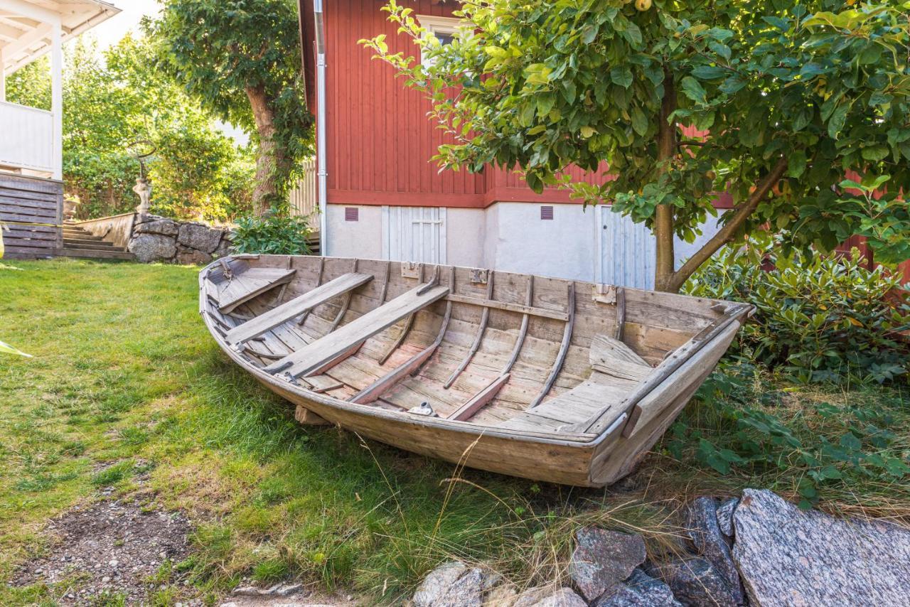 Small Red House In Central Vaxholm Extérieur photo